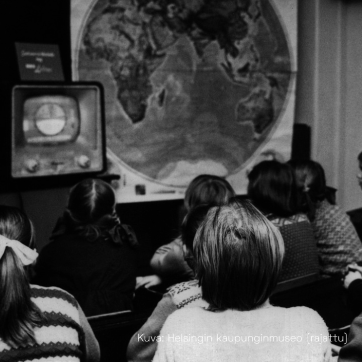 Lapset katsovat Koulu-TV:tä vuonna 1957