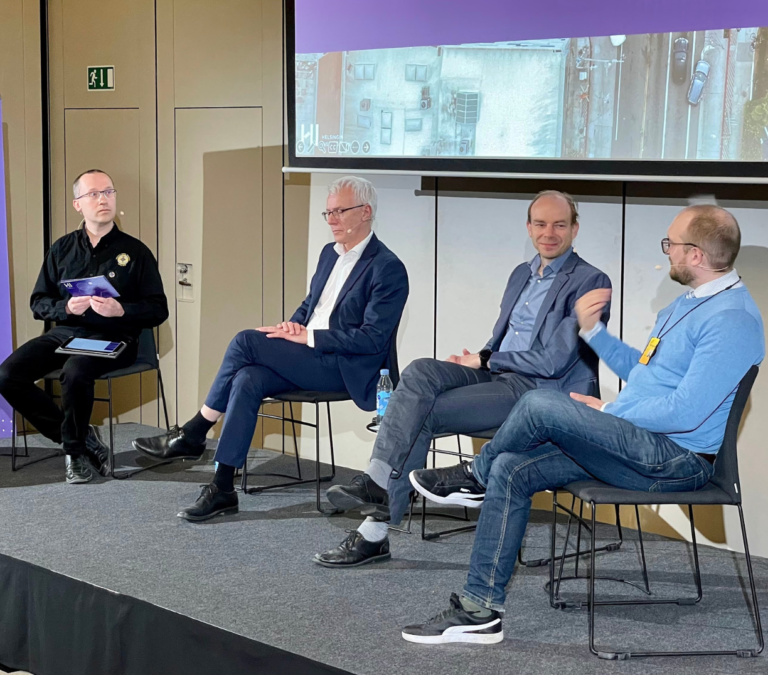 Panelisteja Helsingin Insinöörien seminaarissa.