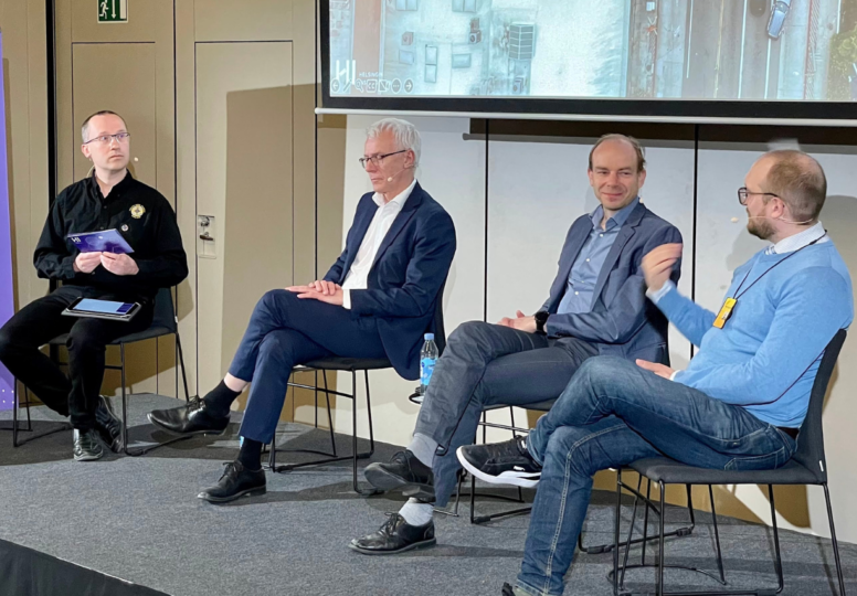 Panelisteja Helsingin Insinöörien seminaarissa.