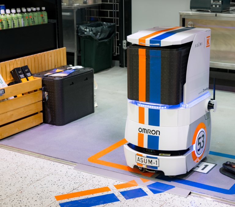Robottikärry kuljettaa ostokset kaupasta kotiin.