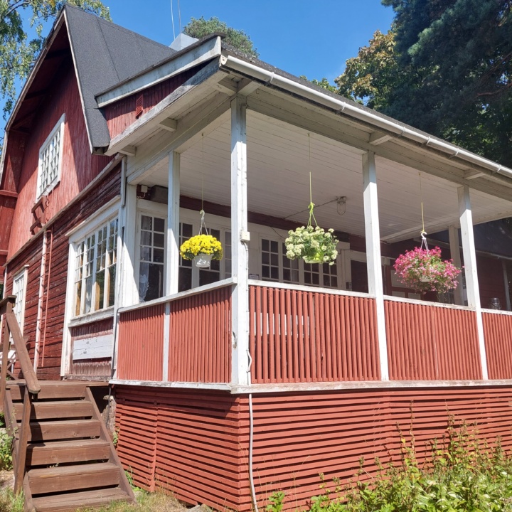 Helsingin Vartiosaaressa sijaitseva punainen hirsihuvila nimeltään Vådötorp.