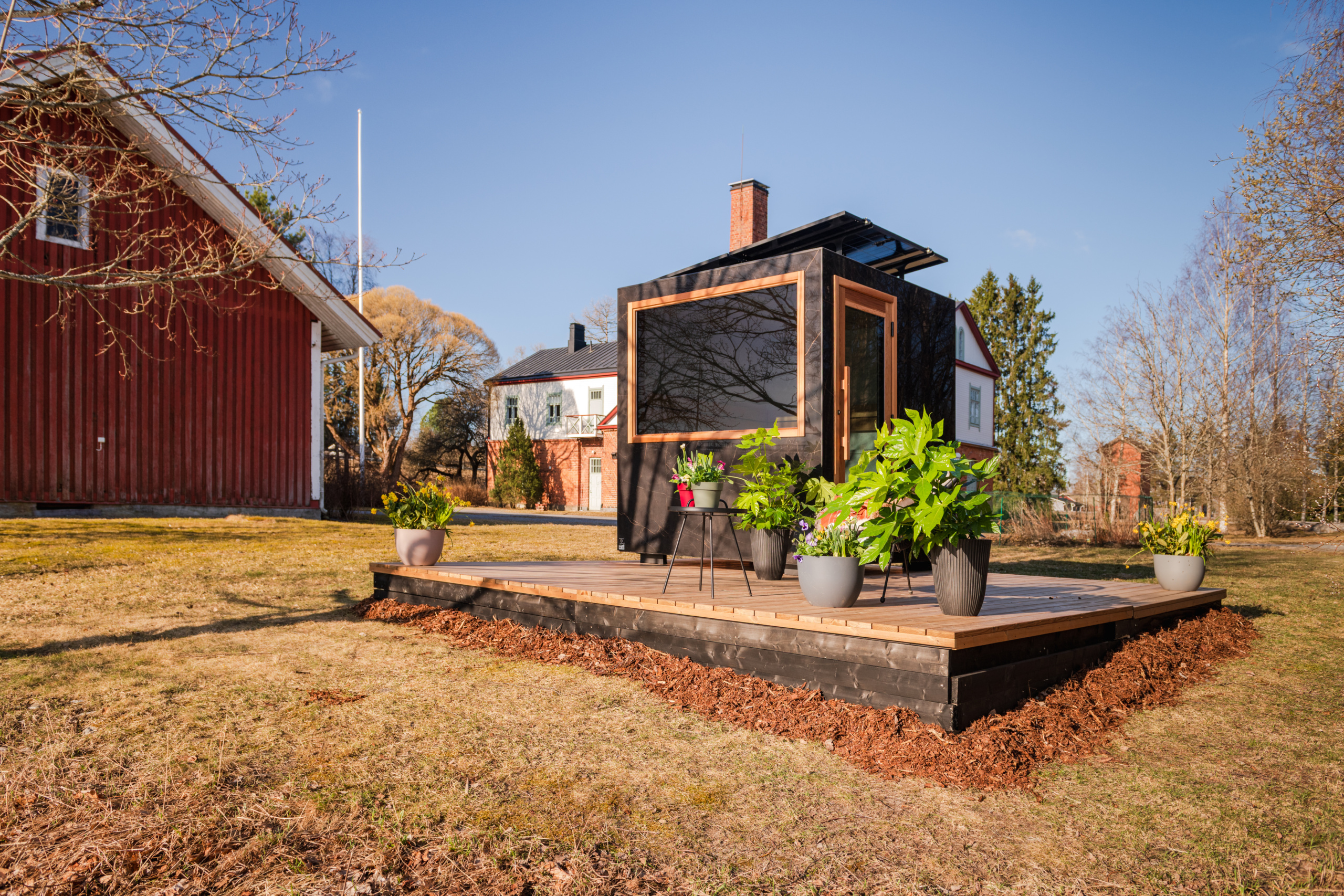 Kirami Oy:n FinVision® -sauna Zero. Saunan katolla on aurinkopaneeleja.
