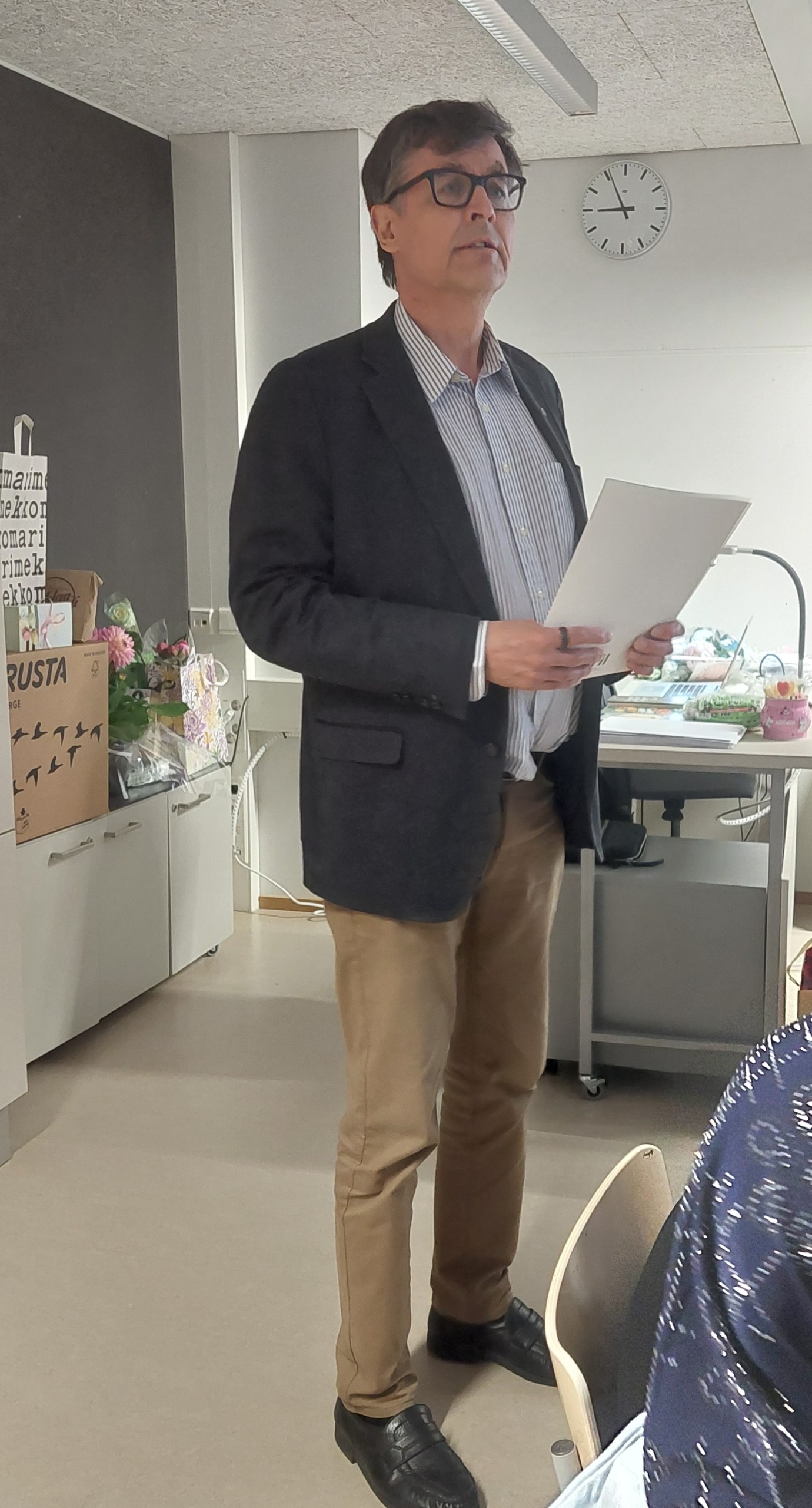 HI:n pääsihteeri Mikko Wikstedt jakamassa stipendiä koululuokassa.