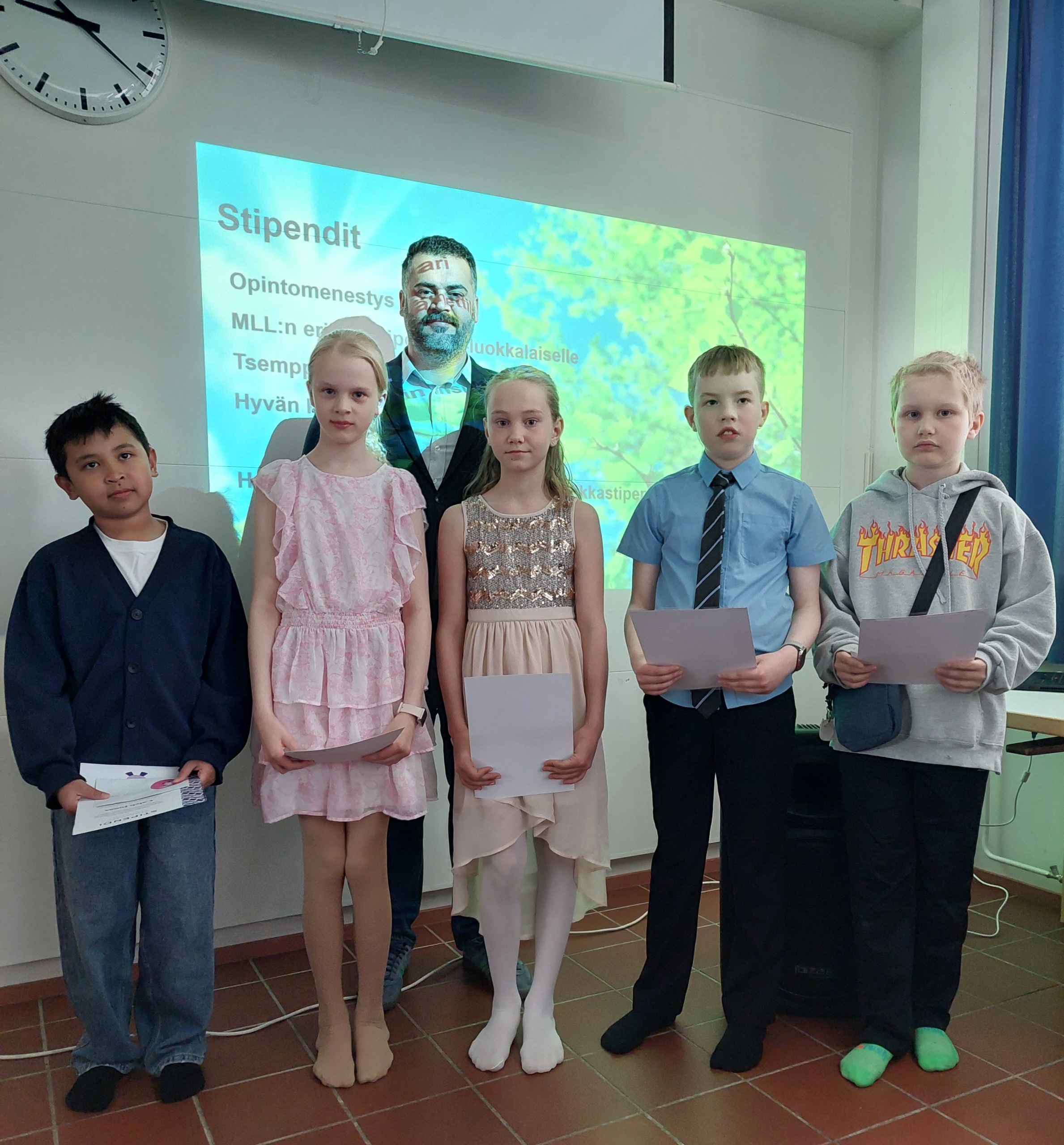 HI:n matematiikkastipendin jakaja Aso Arigh ja stipendin saajat.
