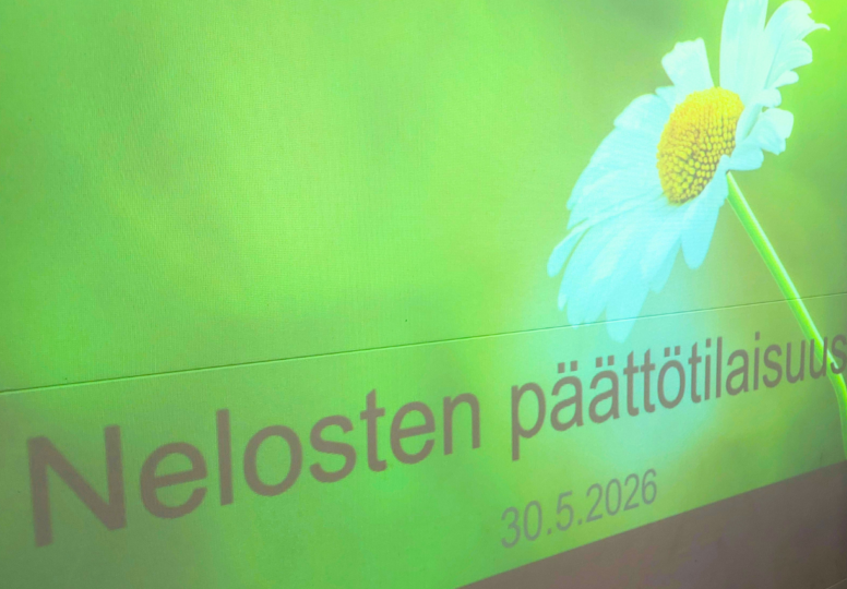 Kuva näytöllä lukuvuoden päätösjuhlassa.