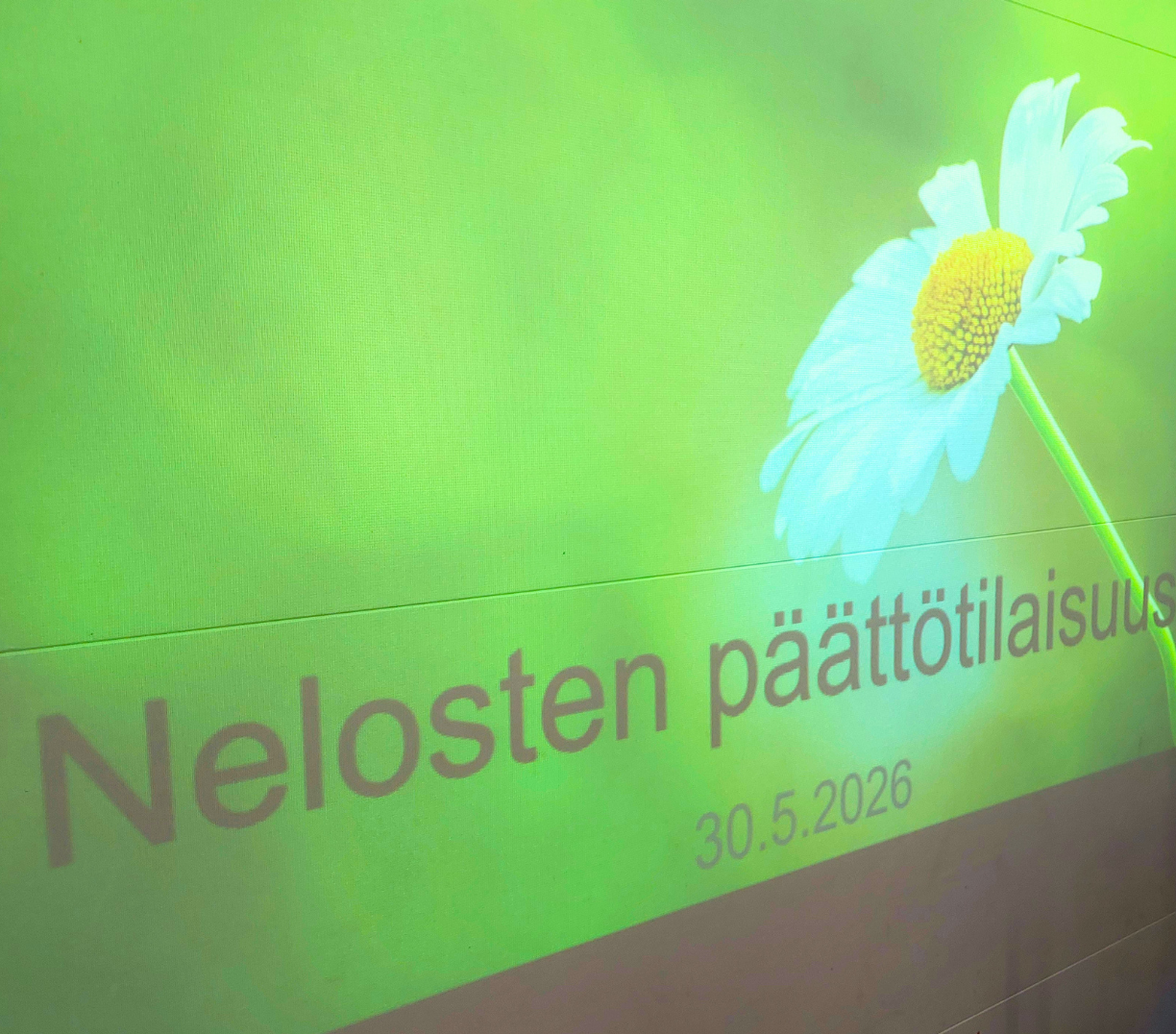 Kuva luokan näytöllä: Nelosten päättötilaisuus 30.5.2026.