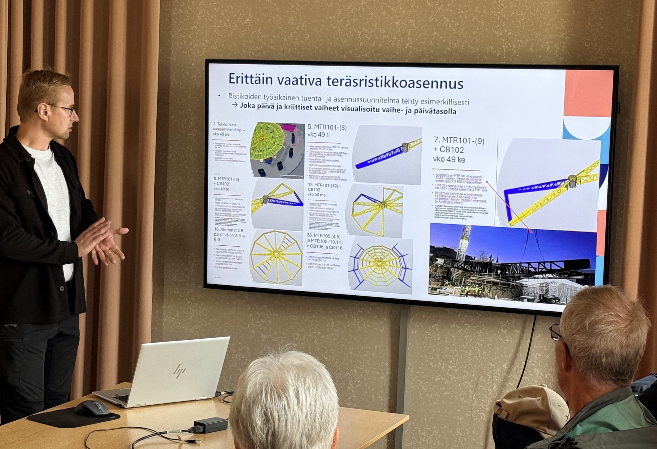 Ihmiset kuuntelevat ja katselevat kun rakennuttajapäällikkö Jukka Lallo esittelee Kansallismuseon uudisrakennustyömaan vaiheita.