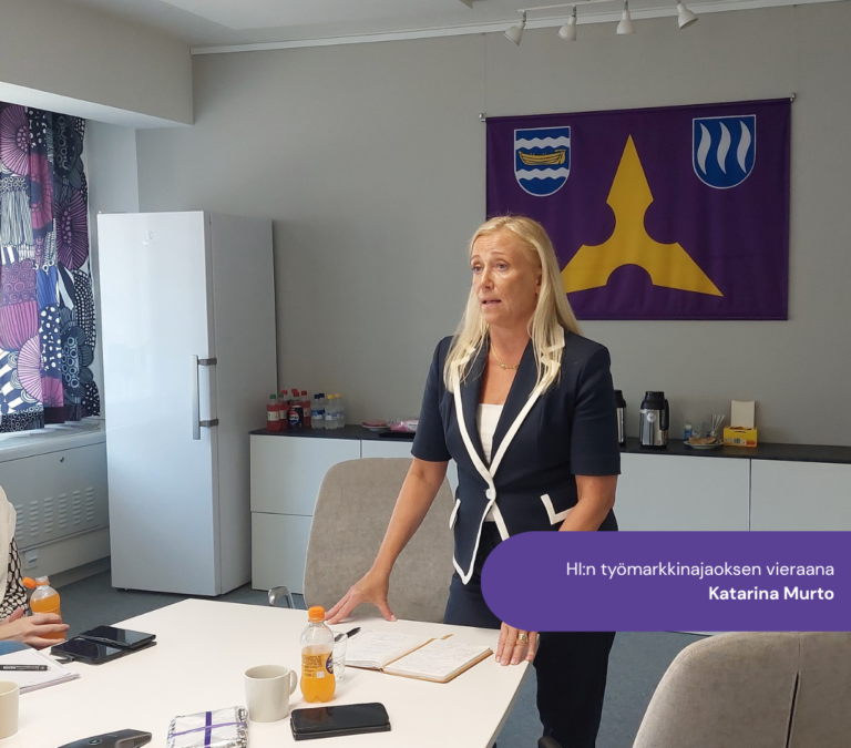 OAJ:n ja JUKOn puheenjohtaja Katarina Murto puhuu Helsingin Insinöörien työmarkkinajaoksessa aiheenaan muun muassa koulutustaso. Kuvassa Murto seisoo kokoushuoneessa.