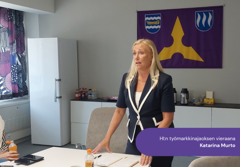 OAJ:n ja JUKOn puheenjohtaja Katarina Murto puhuu Helsingin Insinöörien työmarkkinajaoksessa aiheenaan muun muassa koulutustaso. Kuvassa Murto seisoo kokoushuoneessa.
