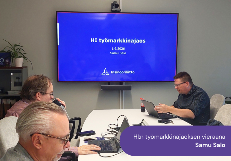 Henkilöitä Helsingin Insinöörien kokoushuoneessa, muun muassa Insinööriliiton puheenjohtaja Samu Salo kuvassa oikealla.