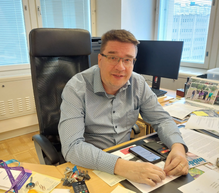 Insinööriliiton puheenjohtaja Samu Salo työhuoneessaan Helsingin Itä-Pasilassa sijaitsevassa Insinöörit & Ekonomit -talossa.