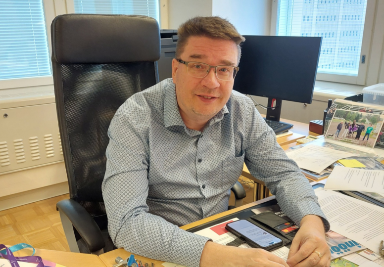 Insinööriliiton puheenjohtaja Samu Salo työhuoneessaan Helsingin Itä-Pasilassa sijaitsevassa Insinöörit & Ekonomit -talossa.