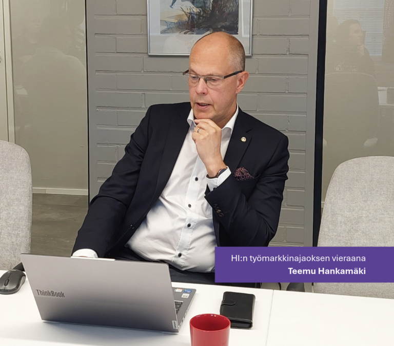 YTN:n puheenjohtaja Teemu Hankamäki Helsingin Insinöörien toimiston kokoushuoneessa, kannettavan tietokoneen ääressä istumassa.