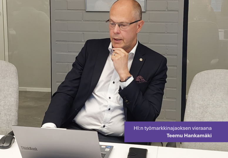 YTN:n puheenjohtaja Teemu Hankamäki Helsingin Insinöörien toimiston kokoushuoneessa, kannettavan tietokoneen ääressä istumassa.